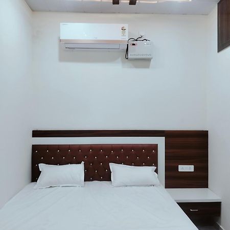 Goenka Home Stay Barsana Chhata Exterior photo